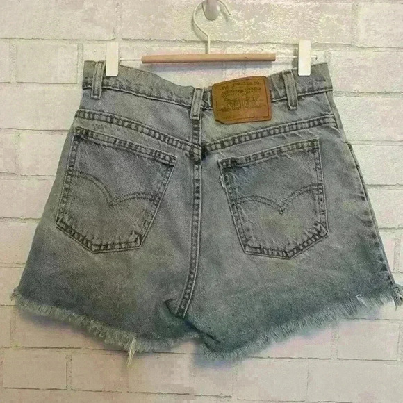 Levi’s 910 distressed shorts 3” seam - Picture 3 of 3
